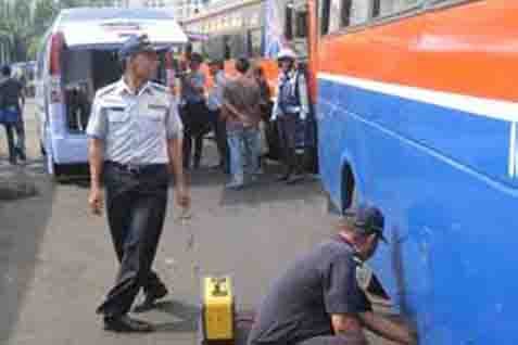  UJI KIR KEDAUNG KALI ANGKE: Setelah Ditutup, Antrean Dialihkan